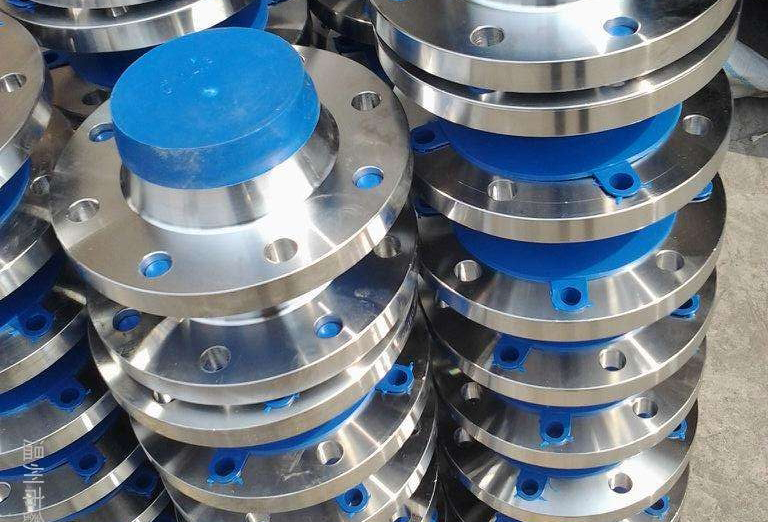 How do quantity and order size impact the price of Chinese flanges?