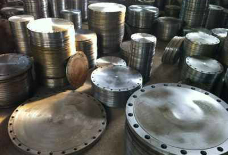What are the advantages of a flange?