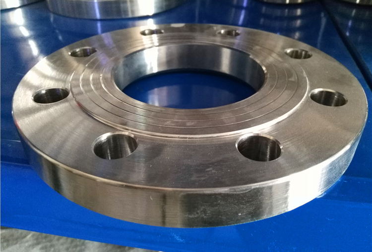 What are the dimensions of common pipe flanges?